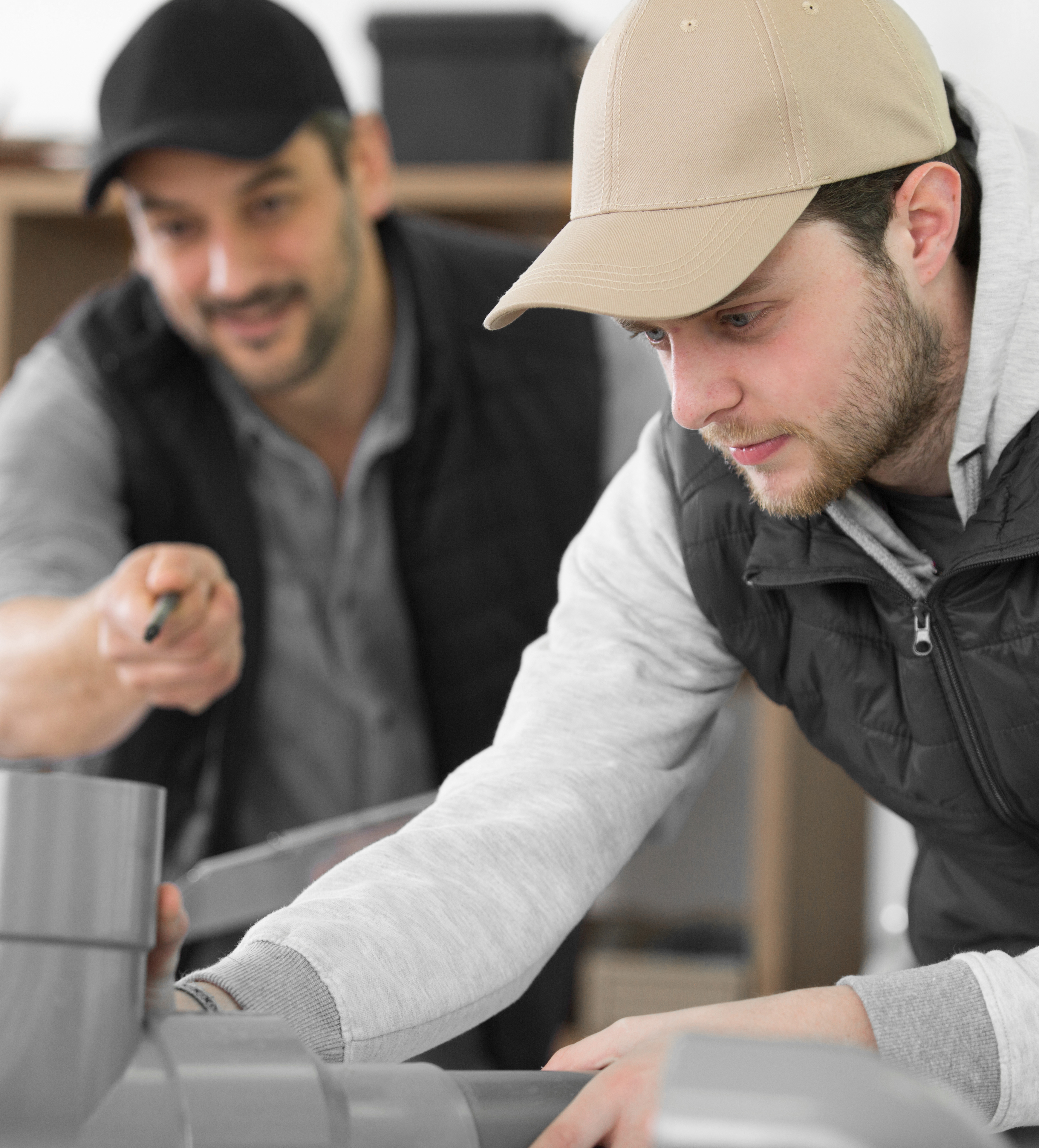 Kollege zeigt Auszubildenden Details bei der Arbeit