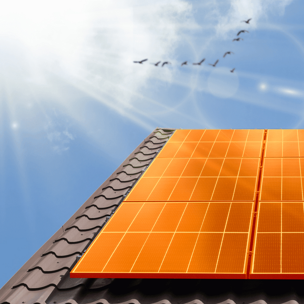 Photovoltaikanlage auf Hausdach wird von Sonne angestrahlt