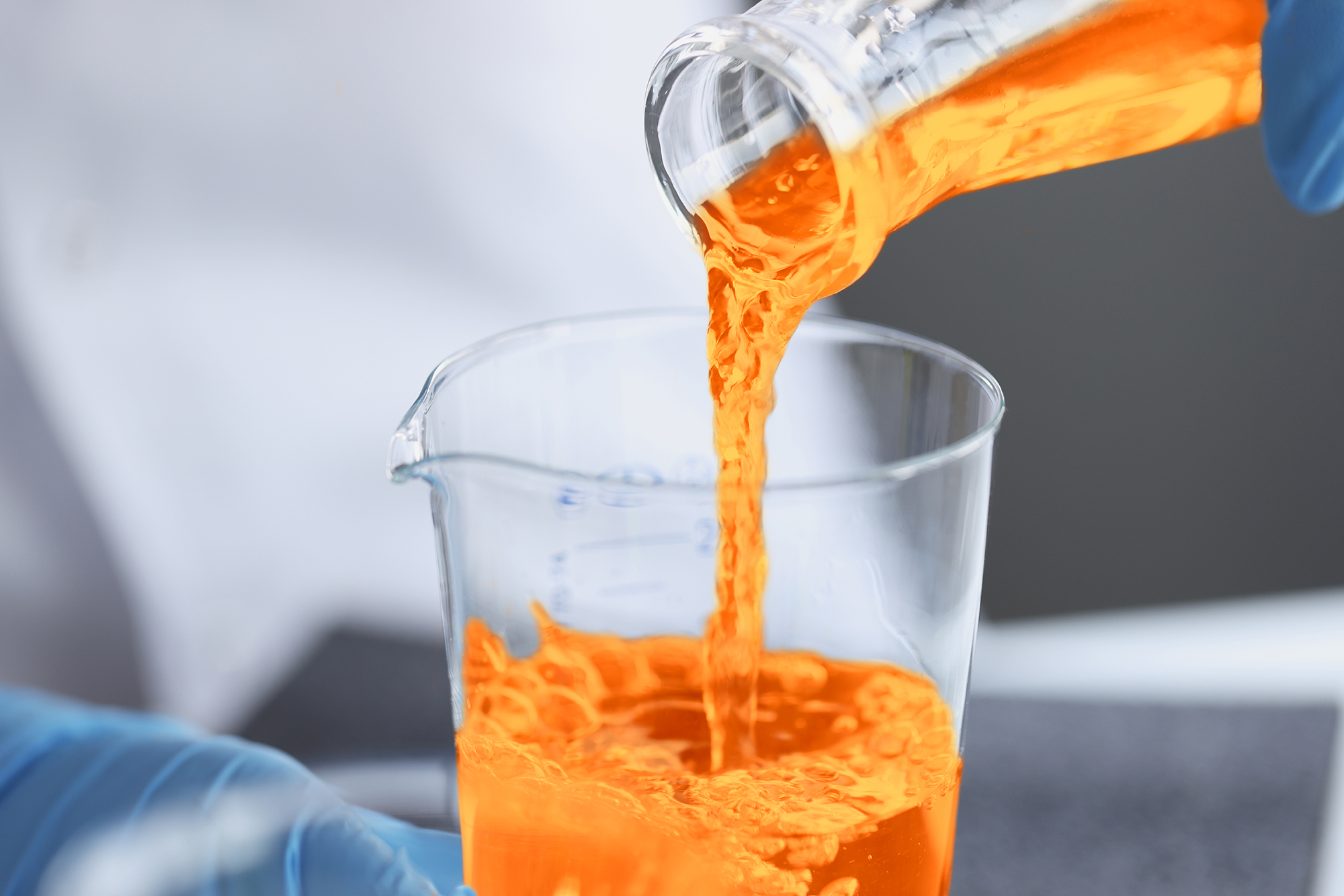Wasser wird in ein Gefäß geschüttet