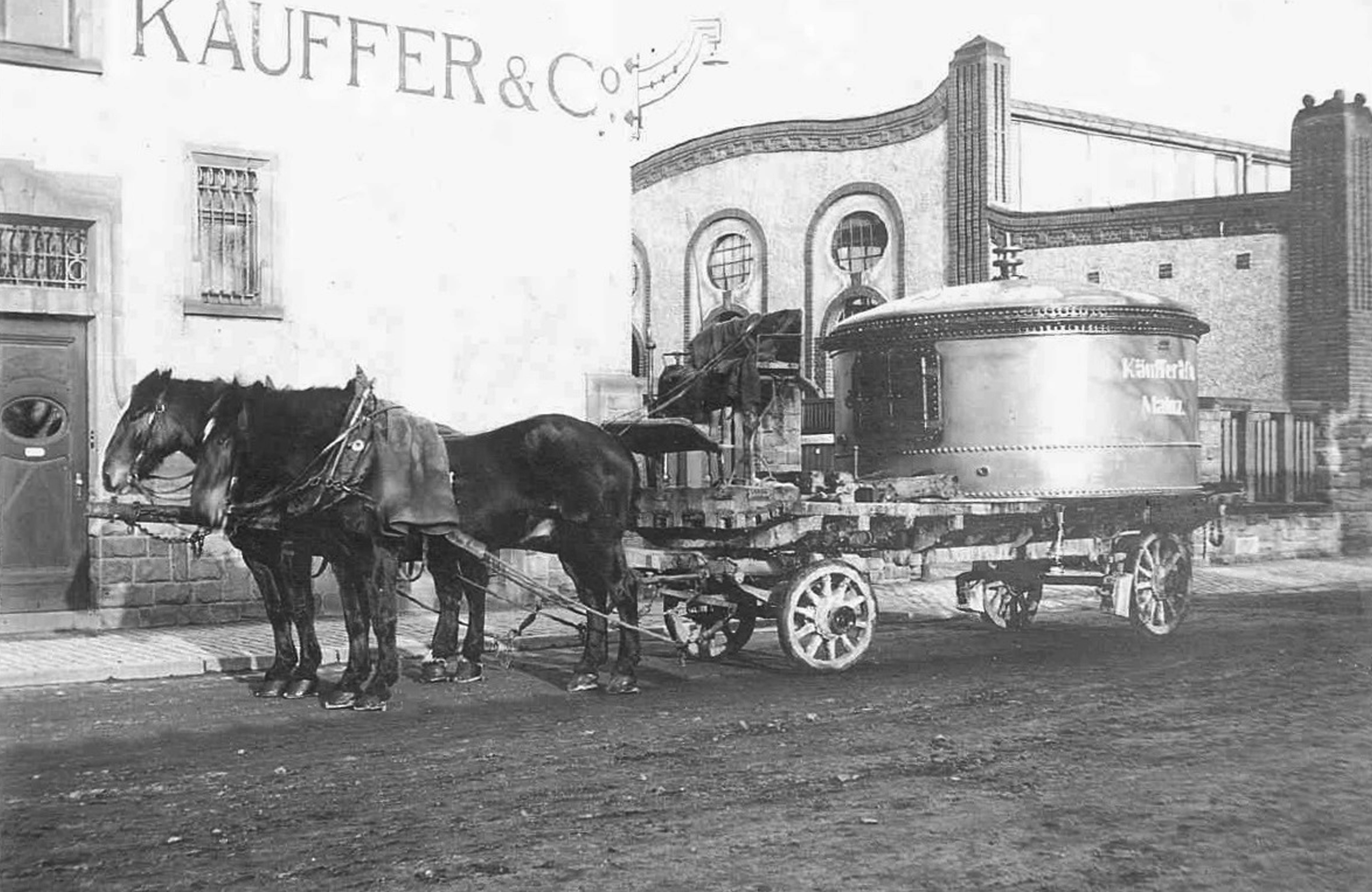 Historisches Bild eines Heizkesseltransports mit einer Pferdekutsche