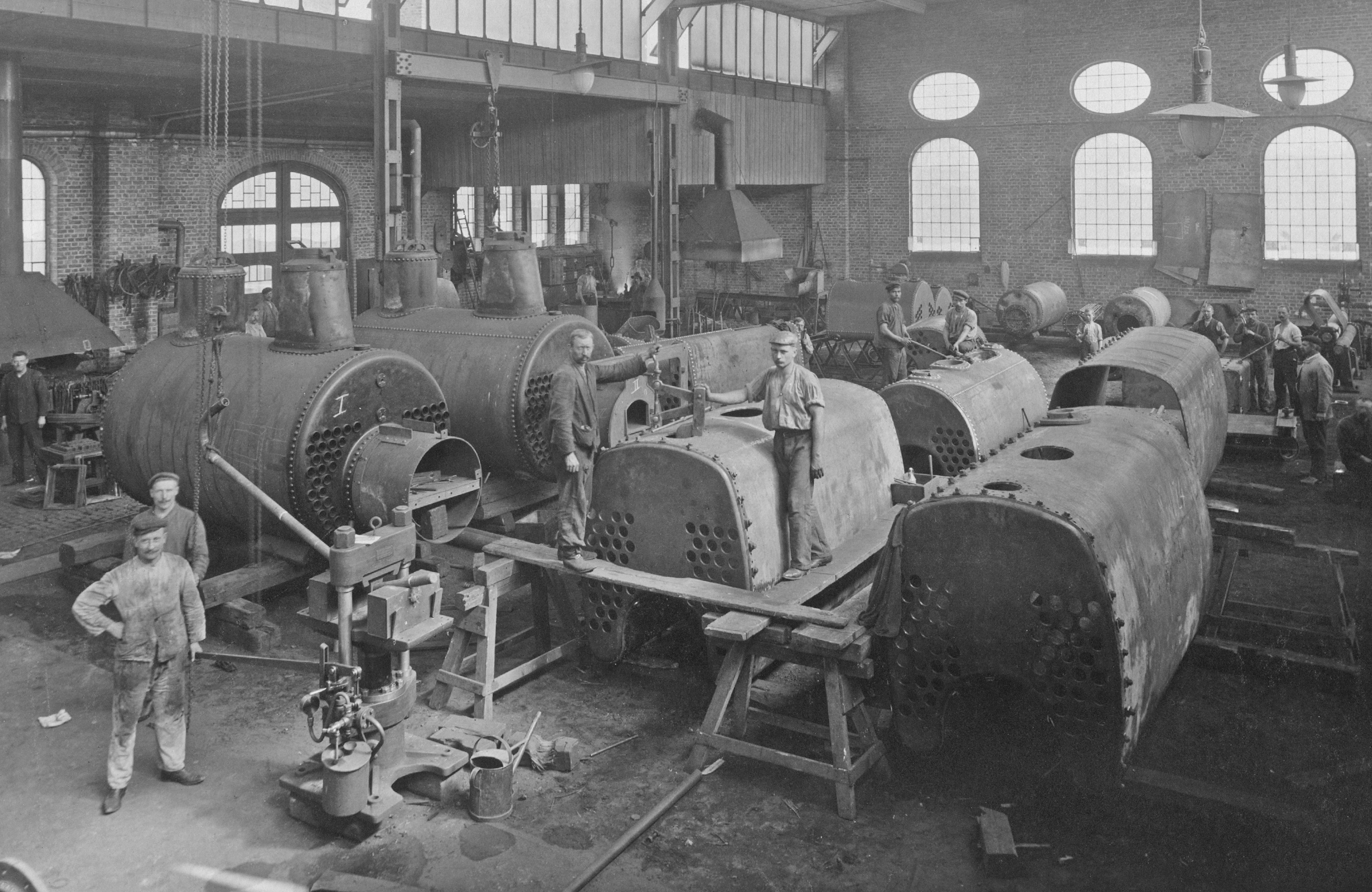 Historisches Bild zeigt Käuffer Mitarbeiter bei der Kesselproduktion in Mainz